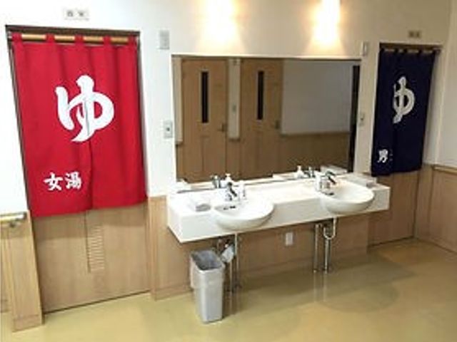 落ち着いた洗面台 洗面台 ゆったりとした空間で、利用者同士のプライバシーに配慮された洗面台です。同時に使いやすい設計となっています。