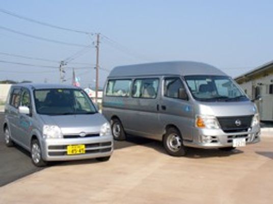 送迎車が並ぶ外観  
