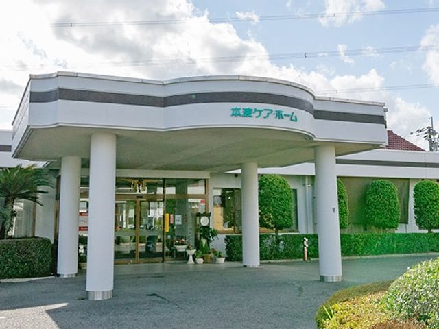 緑豊かなエントランス エントランス 晴れた日に緑に囲まれたエントランスで、心地よい風を感じながらリラックスできます。
