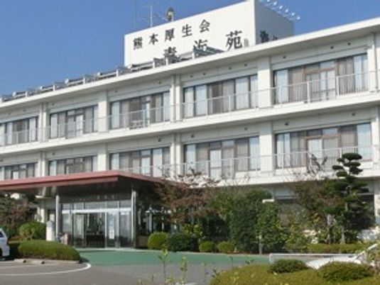 緑に囲まれた建物外観