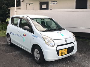 送迎車が停まる外観  