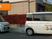 送迎車が並ぶ外観  