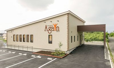 広々とした駐車場のある建物外観