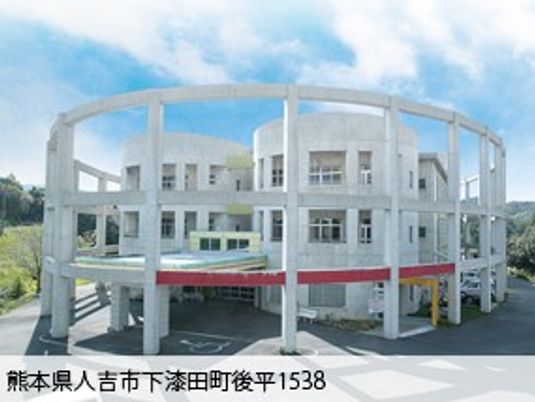 円形の白い建物外観  