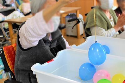 風船遊びを楽しむ人々