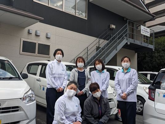送迎車前の職員集合  