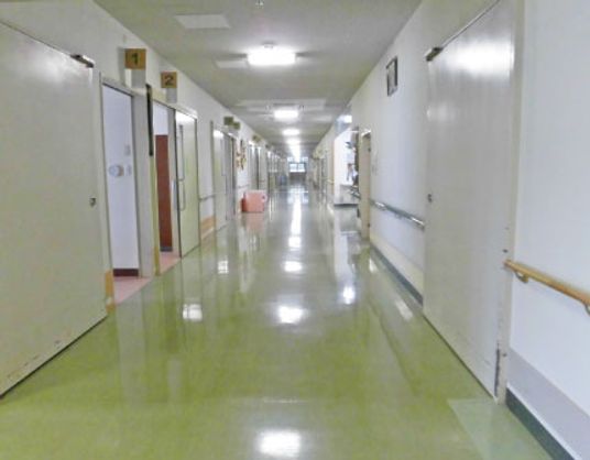 長い廊下が続く施設