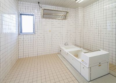 明るい洗い場付き浴室