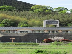 山に囲まれた施設外観  