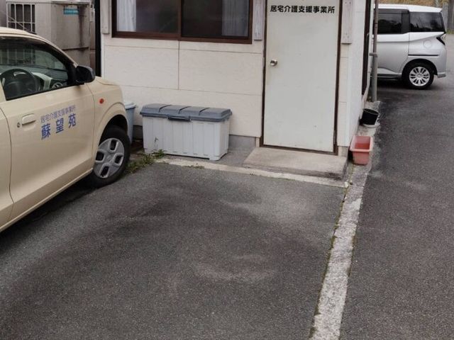 送迎車と事務所入口  