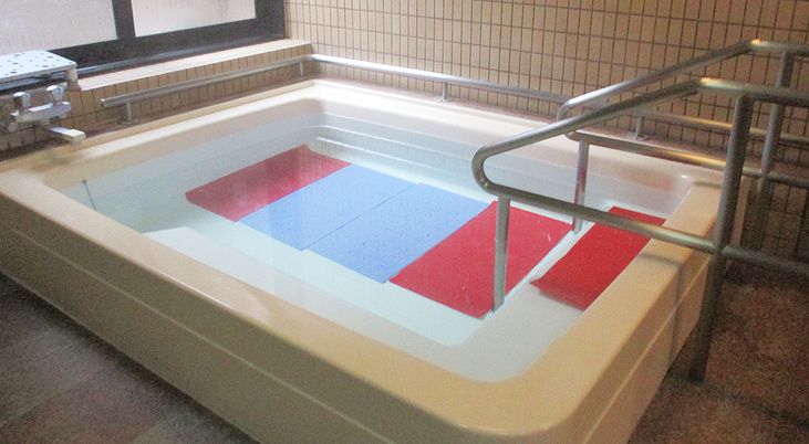 バリアフリー設計の浴室  