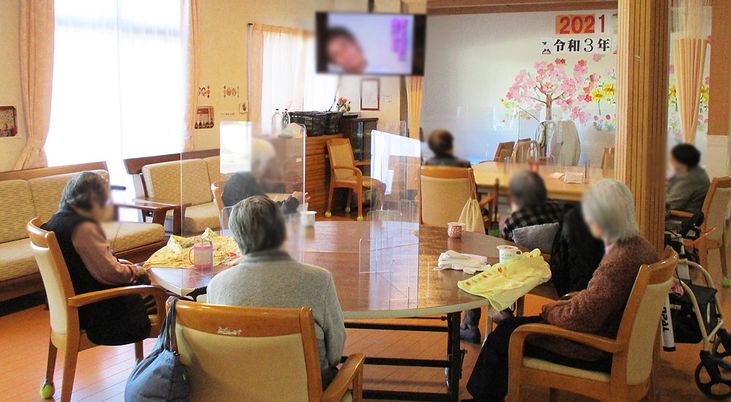 テーブルのある共有スペース