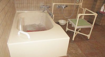 広めの浴槽と椅子の浴室