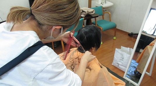 カットサービス中の理美容室  