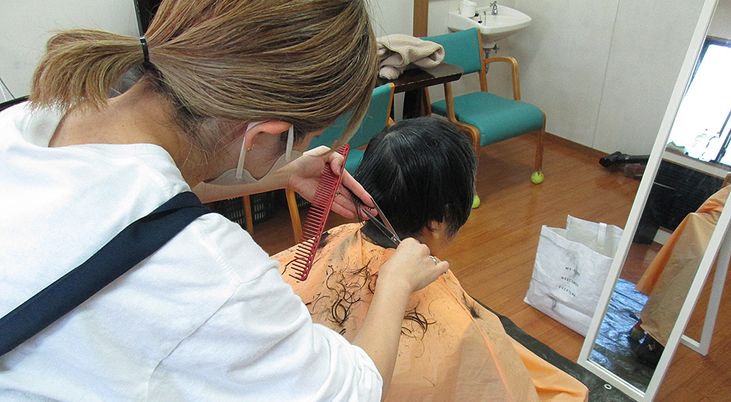 カットサービス中の理美容室  