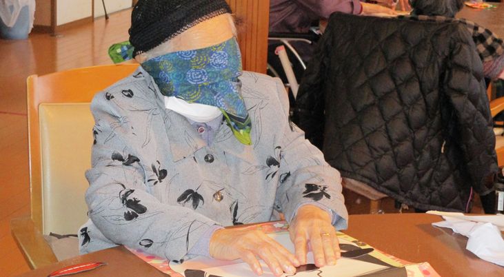 テーブルで作業する方々