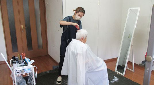 丁寧に髪を整える理美容室