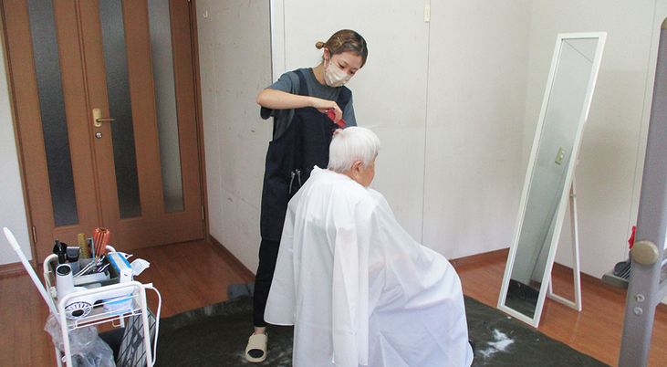 丁寧に髪を整える理美容室