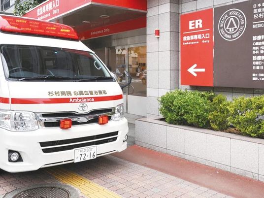 救急車のある病院入口  