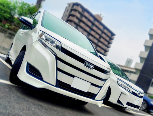 送迎車が並ぶ外観  