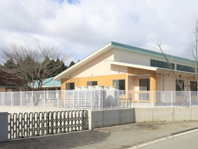 広い建物の外観 外観 広々とした敷地に建つ施設は、自然の光を取り入れた明るい造りになっています。