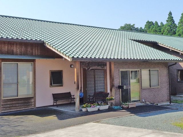 緑豊かな外観 外観 自然に囲まれた建物です。広々とした敷地で、穏やかな環境が魅力です。