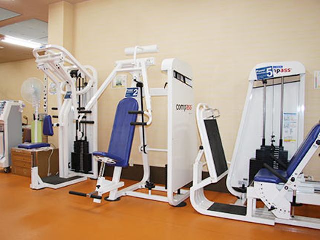 機能性重視の運動室 機能訓練室 多様なフィットネス機器が整った運動スペースです。利用者の体力向上をサポートしています。
