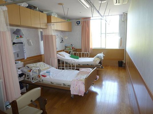 明るい居室のベッド  