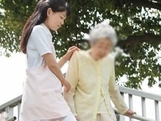 介護士が利用者を支援する様子