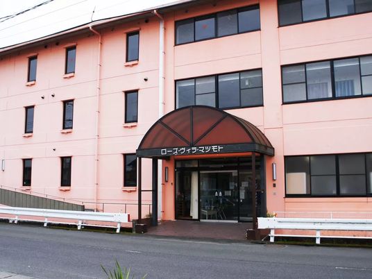 ピンク外壁の建物外観  