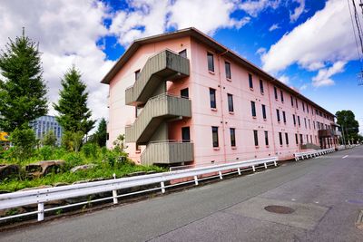 ピンク色の建物外観