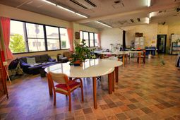 広い窓のあるラウンジ