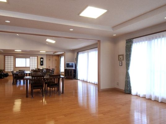 広い食堂の室内  