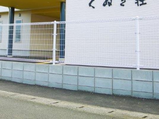施設外観の塀と建物  