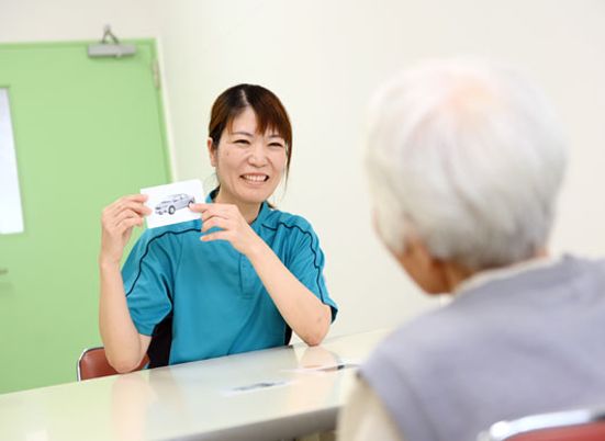 談話中のスタッフと利用者の様子