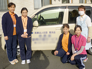 車の前のスタッフ