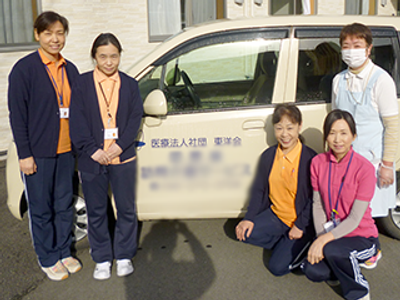 車の前のスタッフ