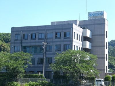 緑に囲まれた建物外観