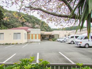 施設の駐車場と外観  