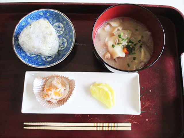 食事の例 食堂 おしゃれな器に盛られた和風の食事です。盛り付けは見た目にも楽しめる工夫が施されています。
