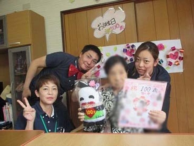 賑やかな雰囲気の部屋 内観 笑顔で集う明るい空間です。誕生日のお祝いが行われ、楽しげな時間を過ごせます。