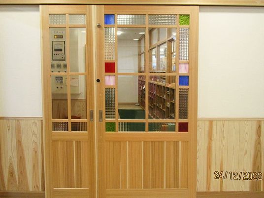 木製扉の廊下  
