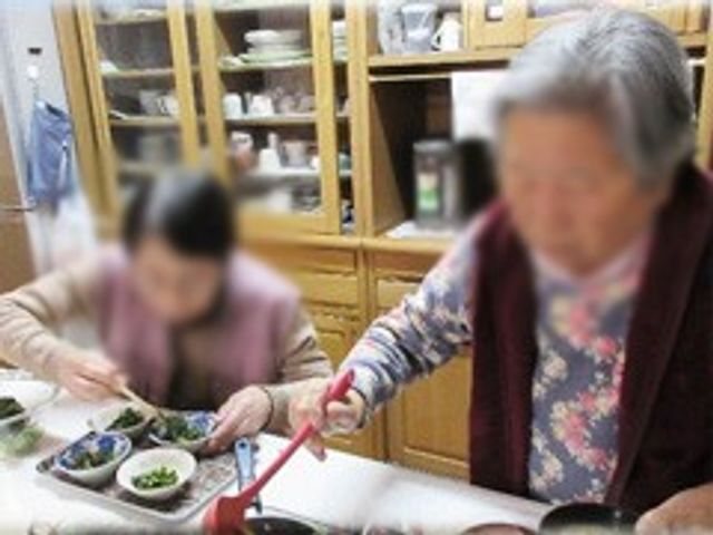 お料理を楽しむ居室 居室 入居者の方々が料理を楽しんでいます。家庭的な雰囲気で和やかな時間を過ごせます。