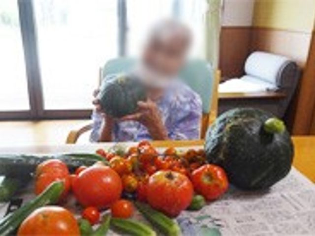 野菜を持つ人の居室 居室 季節の野菜を囲む、明るい居室でのんびりとした時間が流れています。お手伝いもしやすい環境です。