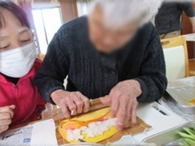 手作り活動の様子 ダイニングルーム 温かい雰囲気の中で、和やかな手作り料理を皆で楽しむ時間です。