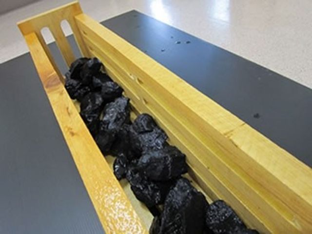 木製の展示台 ロビー   木のぬくもりが感じられる展示台が置かれ、落ち着いた雰囲気の空間です。来訪者が目を向けやすい、すっきりとした印象です。