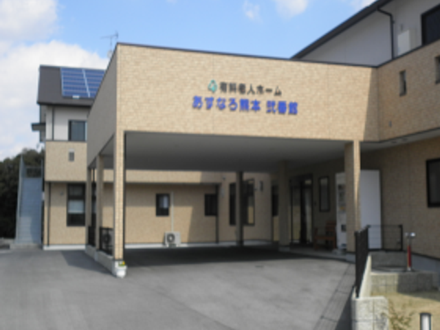 エントランスの建物 外観 広々としたアプローチが魅力の入口です。これからのキャリアをここで築いてみませんか。