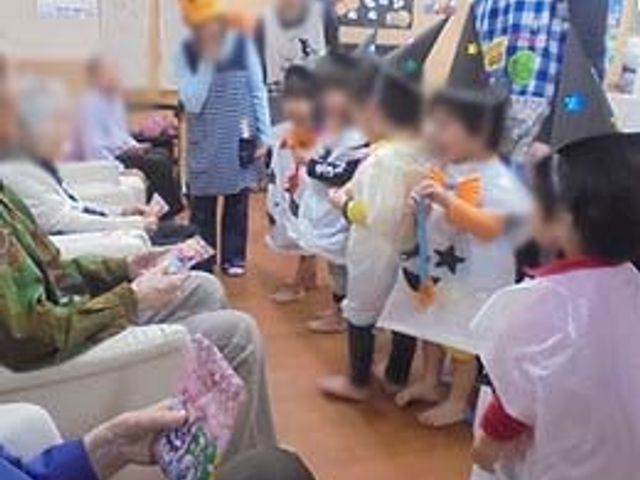 楽しそうな様子の室内 ラウンジ 子どもたちが楽しい時間を過ごしており、明るい交流の場になっています。参加者同士の笑顔が印象的です。