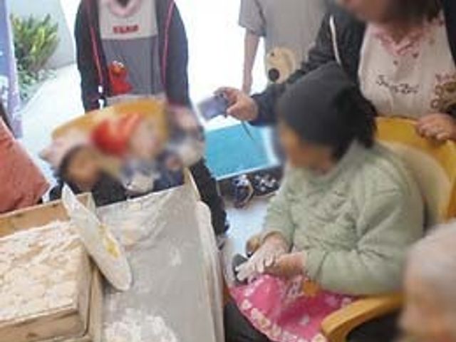 楽しむ様子の共有スペース ラウンジ 大勢の方が楽しい雰囲気の中で活動を行っています。リラックスしながら交流できる空間です。