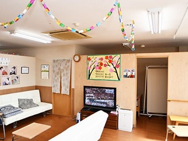 明るいラウンジ空間 ラウンジ   広々とした明るいラウンジで、リラックスしながらコミュニケーションを楽しめます。